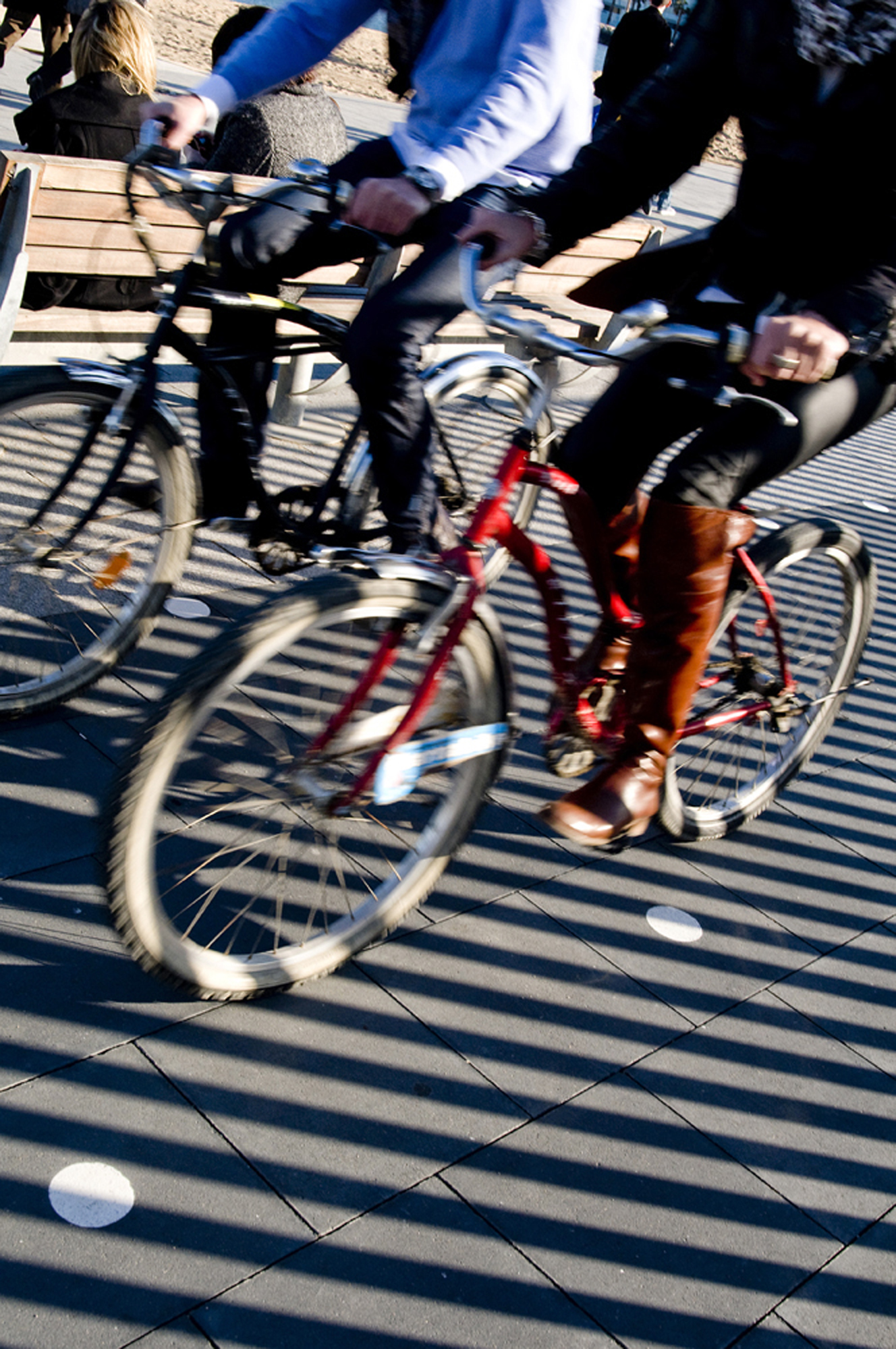 Bicicletas circulando por carril bici