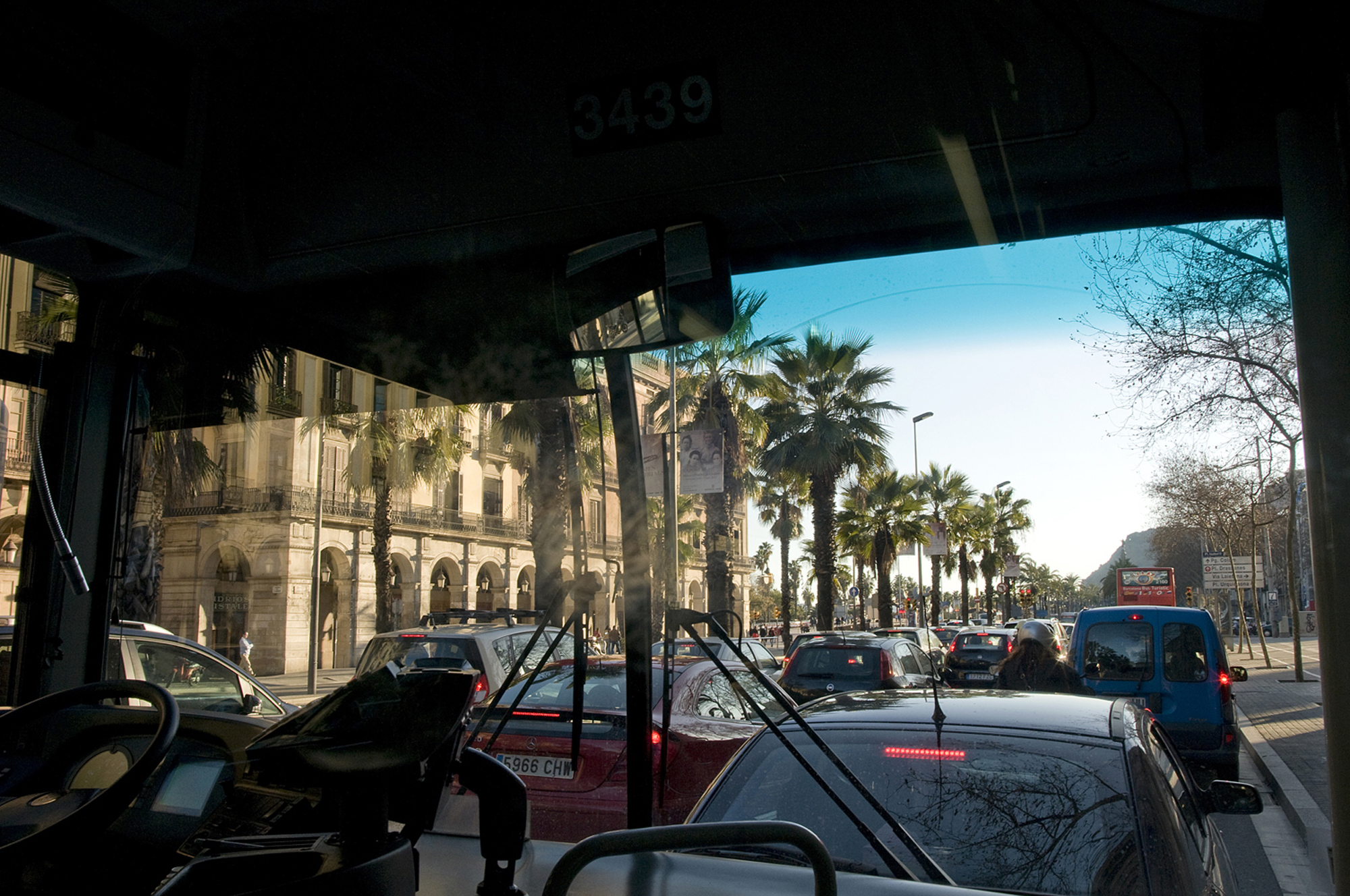 Vista de tráfico urbano desde el interior de un autobús