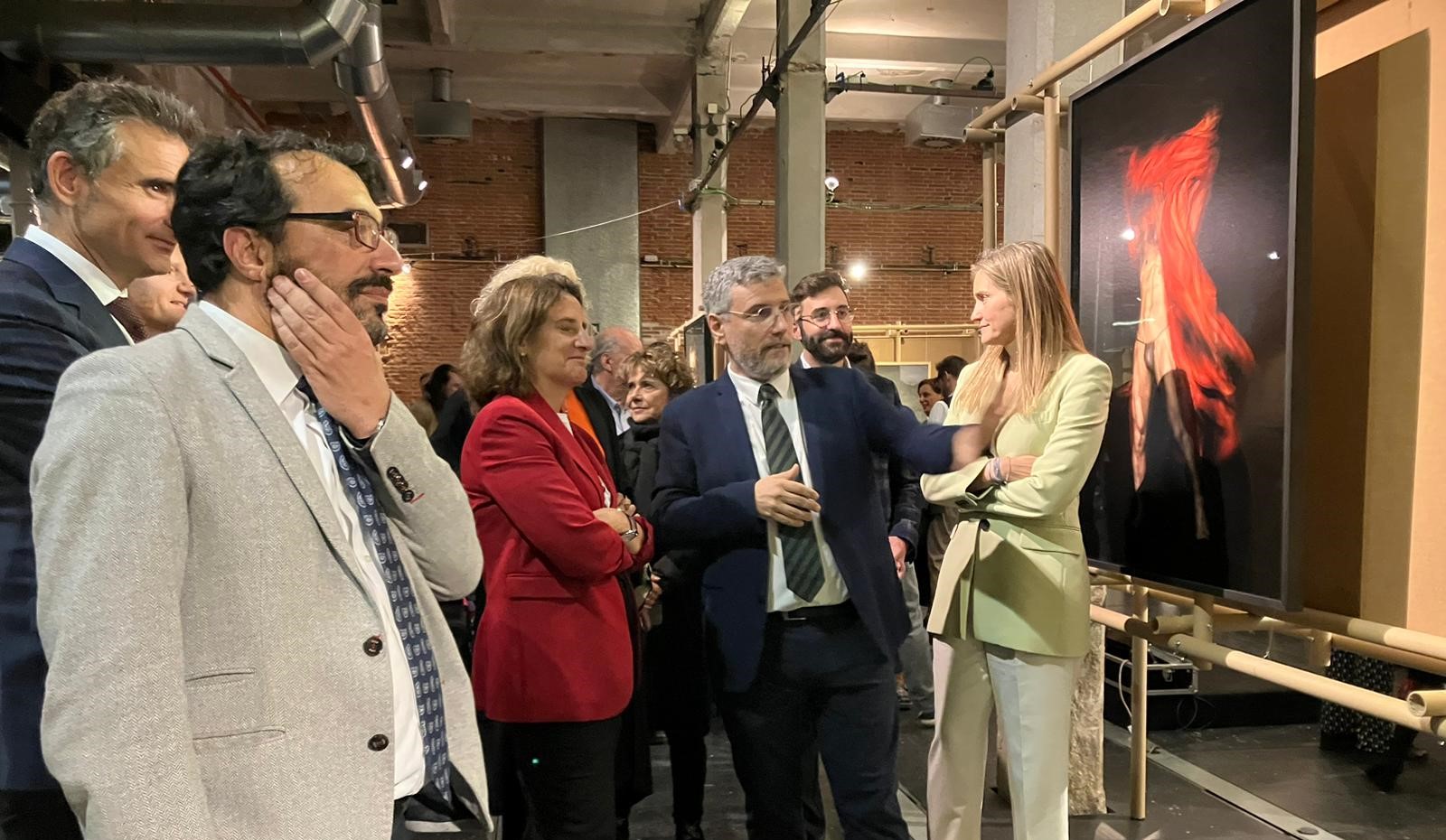 La vicepresidenta Teresa Ribera inaugura la exposición ‘Conectados’ en Matadero Madrid
