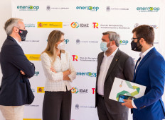 Jorge Azcón, alcalde de Zaragoza; Sara Aagesen, secretaria de Estado de Energía; José Manuel Penalva, alcalde de Crevillent; Joan Groizard, director general del IDAE