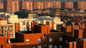 Vista desde arriba de un conjunto de edificios de color rojo al atardecer