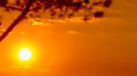 Imagen de un cielo rojizo al atardecer con un gran bloque de nubes