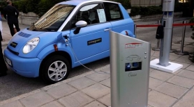Vehículo eléctrico conectado a infraestructura de recarga