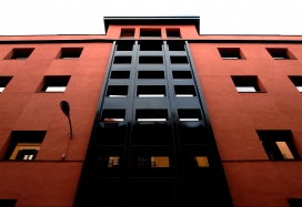 Edificio de la sede del IDAE. Primer plano de la fachada principal 