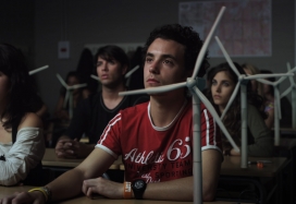 Energía 3D. documental sobre el valor de la energía. Aparecen los protagonistas en una clase del instituto, sobre cada mesa hay un aerogenerador