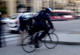 Movilidad urbana sostenible. Vista de un ciclista circulando por la ciudad 