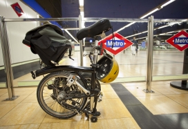 Desplazamientos sostenibles por la ciudad. Bicicleta plegada en las puertas de control de acceso del metro