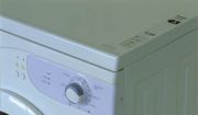 Imagen del primer plano de los mandos de una lavadora donde se muestra la etiqueta de eficiencia energética