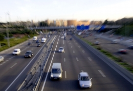 Coches: ¿cuánto consumen?. Vehículos turismo circulando por una carretera