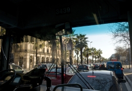 Coches: ¿cuánto consumen?. Vista del tráfico rodado en una ciudad desde el interior de un autobús