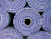Vista lateral en primer plano  de unos rodillos de tela de color azúl apilados