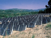Energía Solar Térmica. Conjunto de captadores solares térmicos en entorno rural