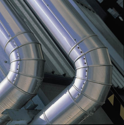 Transformación de la energía. Vista en primer plano de dos tuberías metálicas colocadas de forma vertical