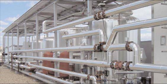 Vista transversal de una instalación con bidones y tuberías metálicas colocadas de forma horizontal