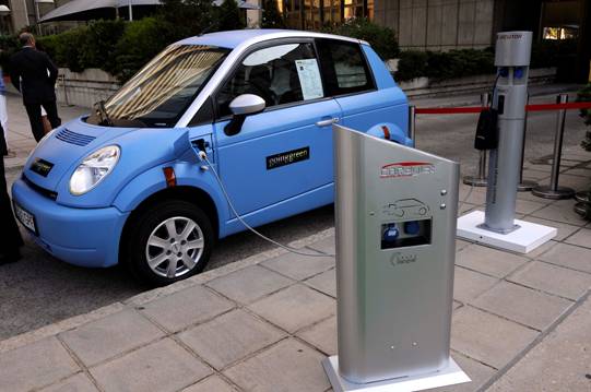 Vehículo eléctrico conectado a infraestructura de recarga