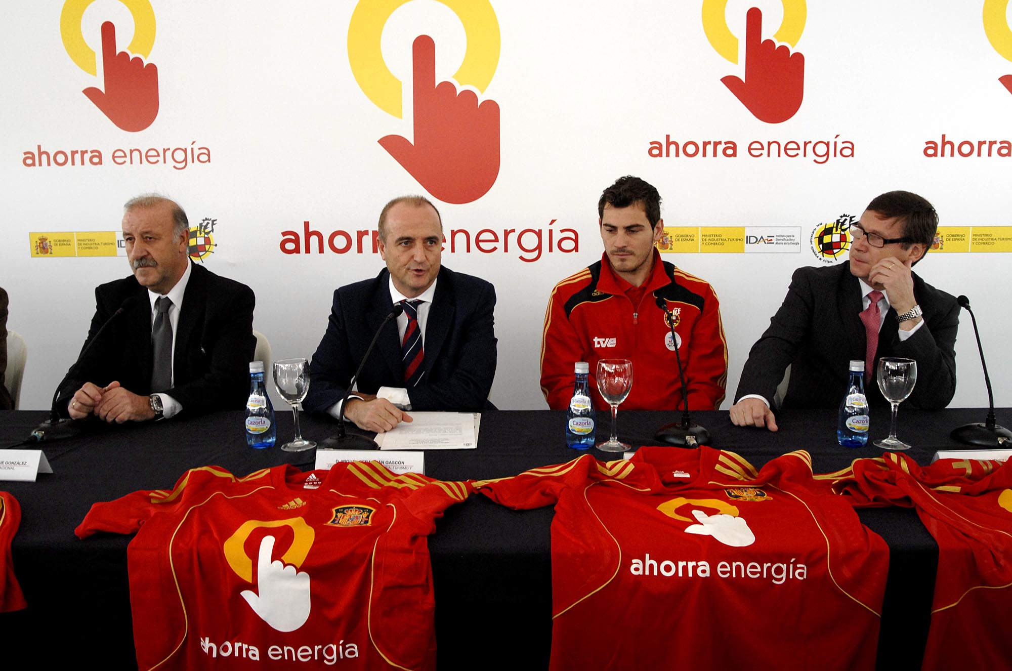 Presentación Marca Ahorra Energía. Vicente del Bosque, Ministro de Industria, Iker Casillas, Director General del IDAE