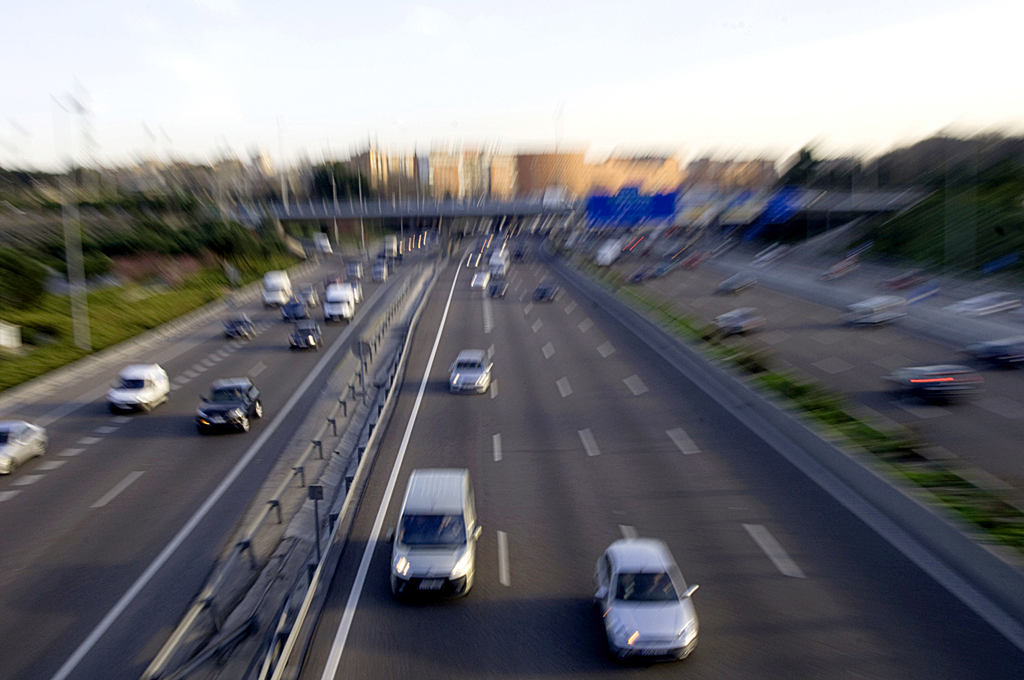 Coches: ¿cuánto consumen?. Vehículos turismo circulando por una carretera