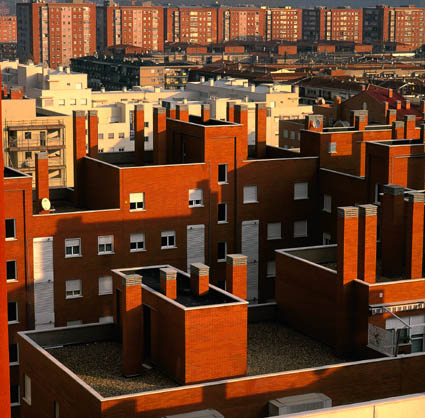 Edificación. Vista desde arriba de un conjunto de edificios de color rojo al atardecer