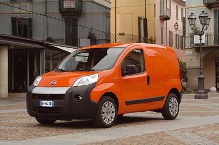 Vehiculo eléctrico circulando por la ciudad