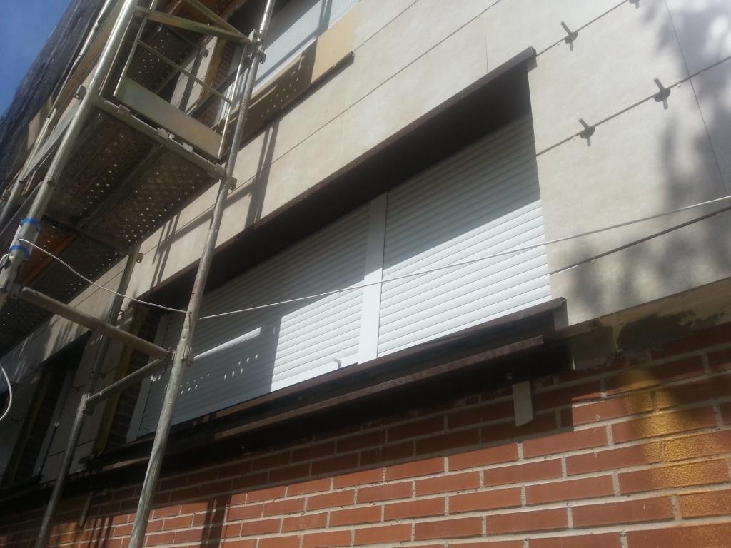 Trabajos rehabilitación fachada exterior edificio Óscar