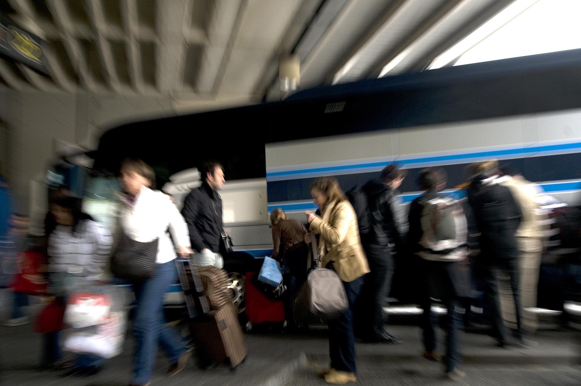 Autobús recogiendo ...