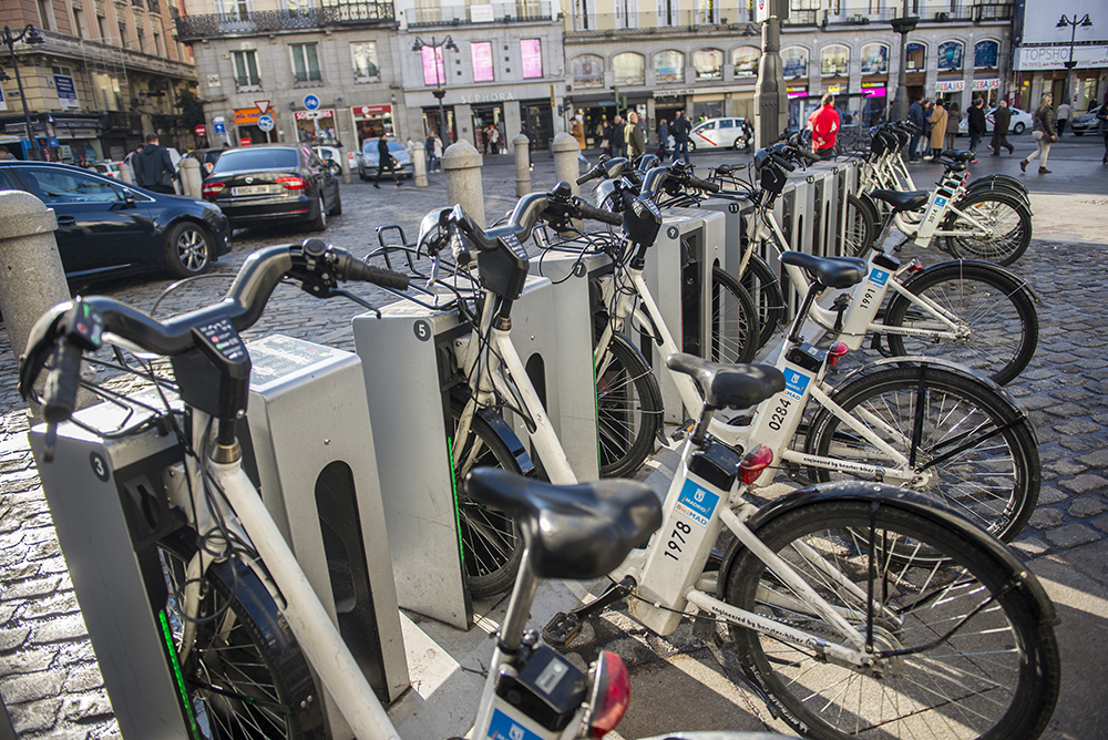 Aparcamiento de bicicletas públicas en centro de Madrid