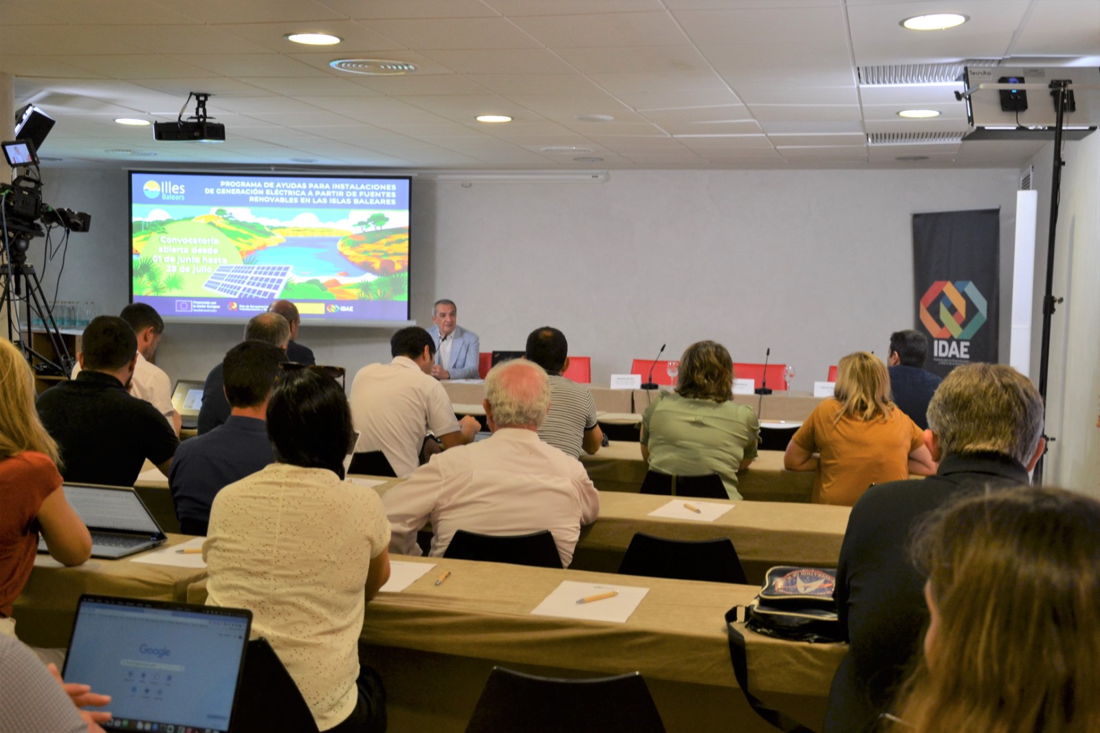 El IDAE celebra una...