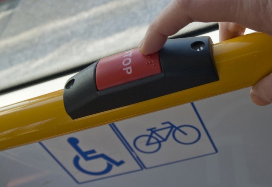 Pictogramas informando sobre la accesibilidad en el interior de un autobus