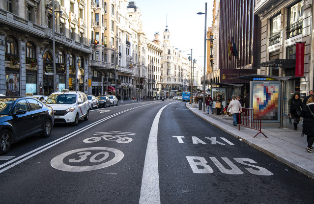 Primer plano de carril bus y carril bici situado en plena Gran Vía madrileña