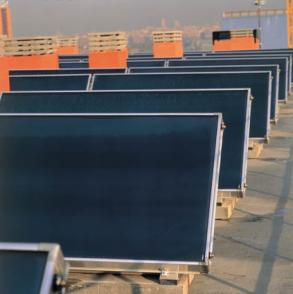 Instalación solar térmica en cubierta edificio